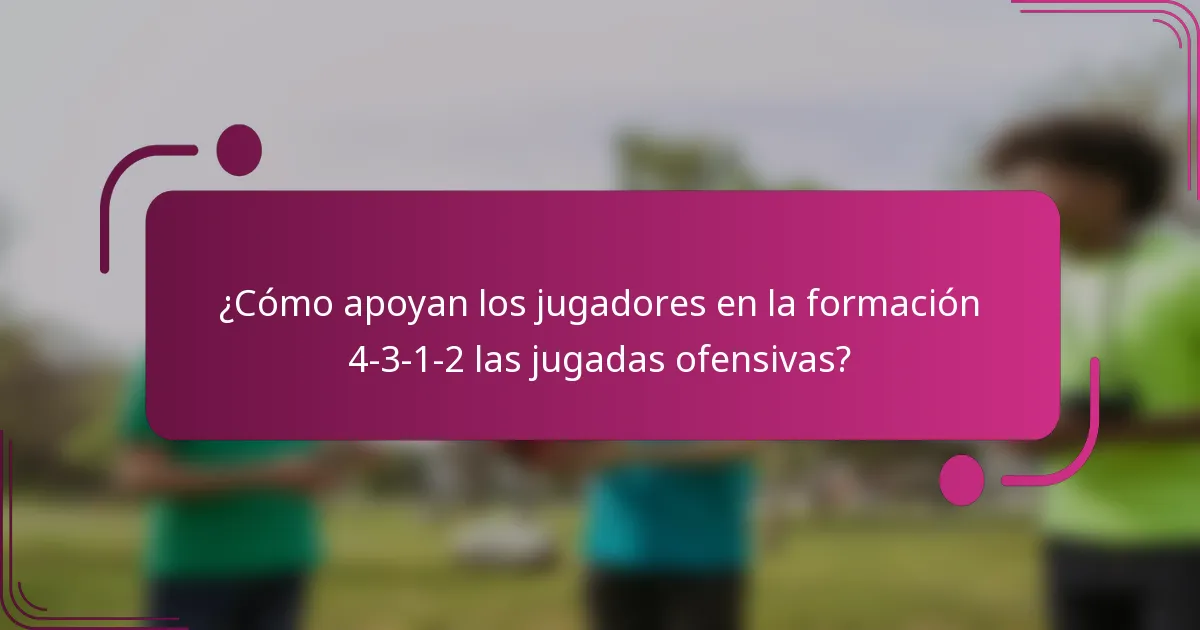 ¿Cómo apoyan los jugadores en la formación 4-3-1-2 las jugadas ofensivas?