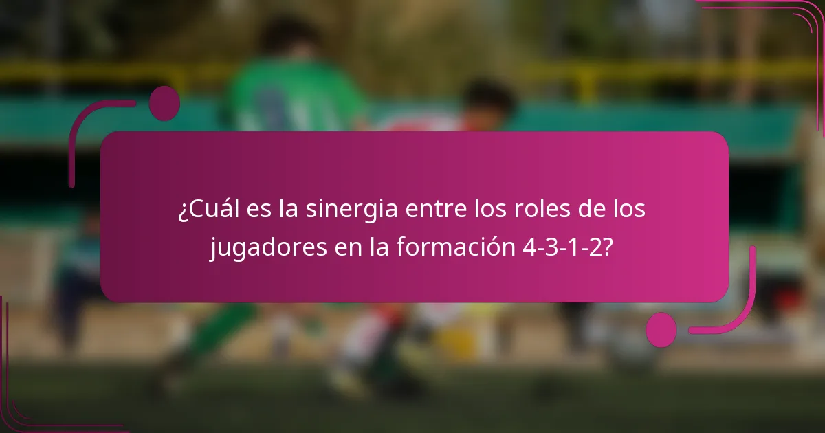 ¿Cuál es la sinergia entre los roles de los jugadores en la formación 4-3-1-2?